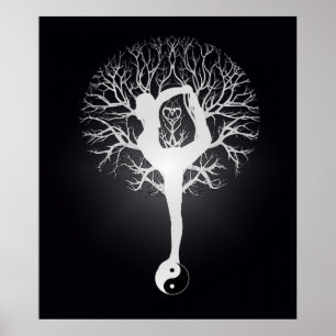 Schwarzweiss-Yogabaum mit Frau und yin Yang. Poster