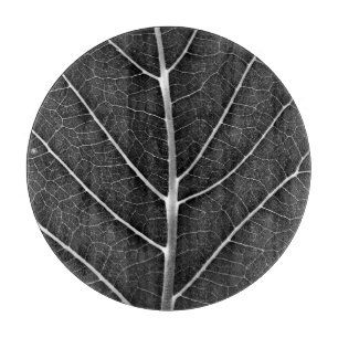 Schwarzweißblatt nah schneidebrett