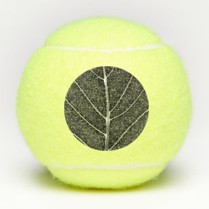 Schwarzweißblatt nah tennisbälle