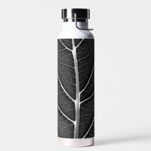 Schwarzweißblatt nah trinkflasche