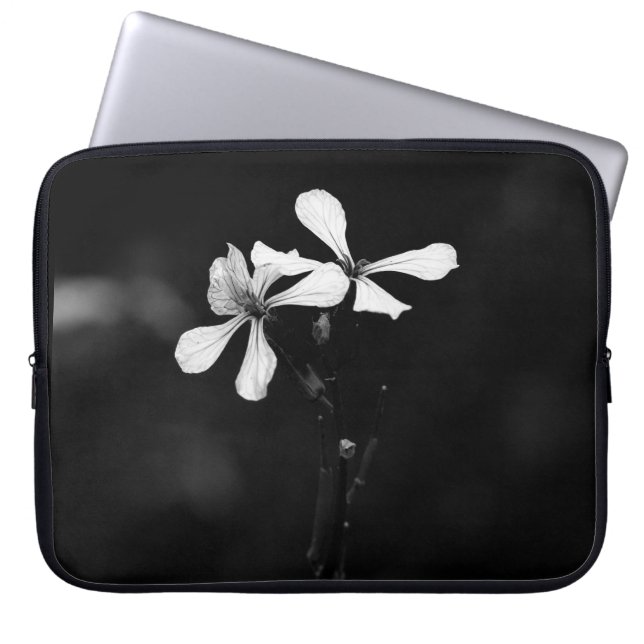 Schwarzweißblumen Laptopschutzhülle (Vorderseite)