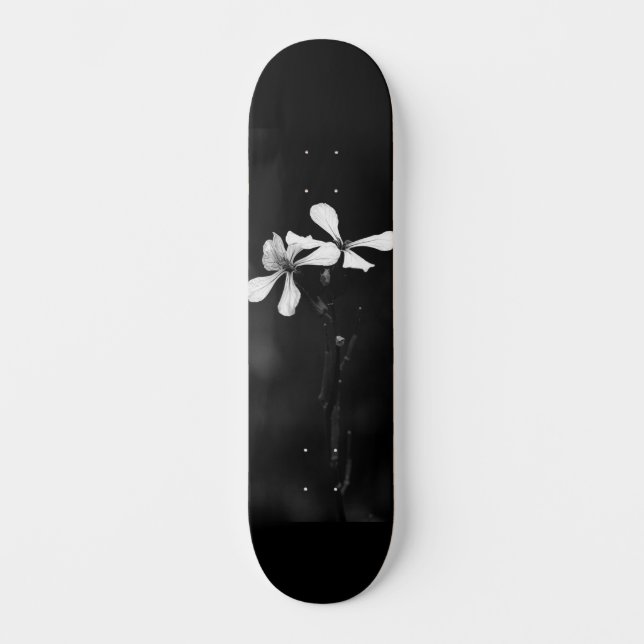Schwarzweißblumen Skateboard (Vorderseite)