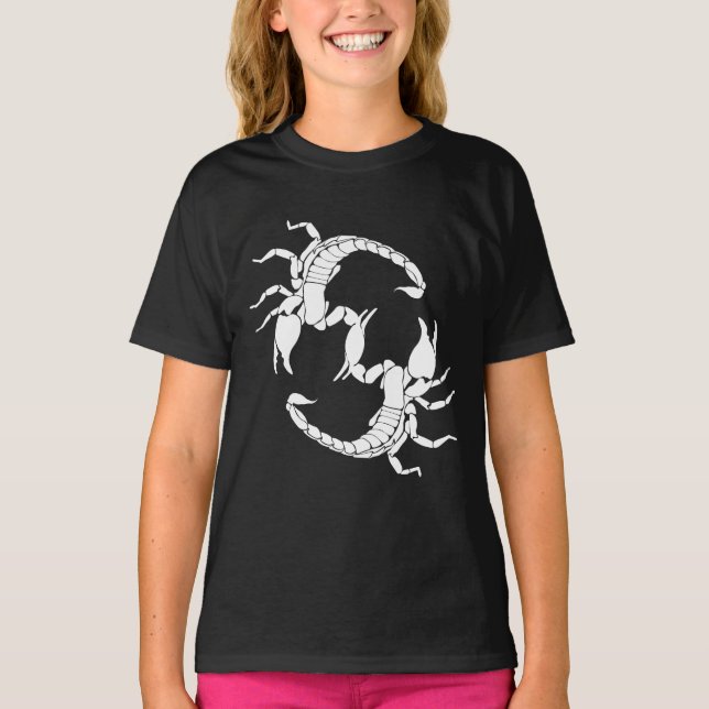 Schwarzweißbuchstaben S - Zwei Skorpione T-Shirt (Vorderseite)
