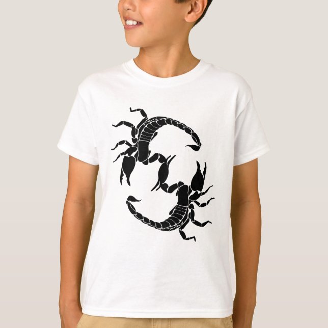 Schwarzweißbuchstaben S - Zwei Skorpione T-Shirt (Vorderseite)