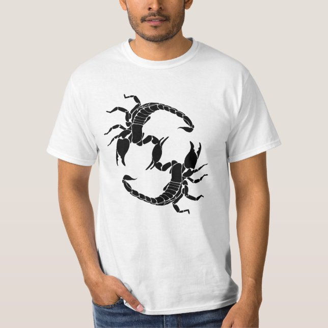 Schwarzweißbuchstaben S - Zwei Skorpione T-Shirt (Vorderseite)