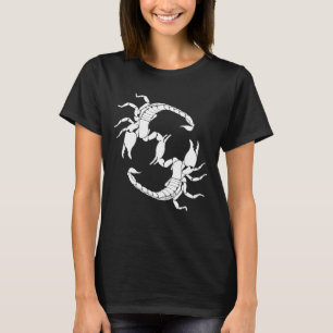 Schwarzweißbuchstaben S - Zwei Skorpione T-Shirt