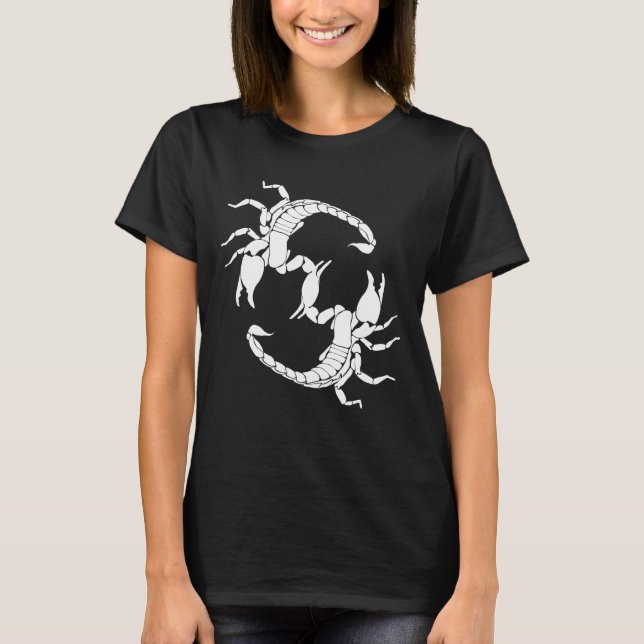 Schwarzweißbuchstaben S - Zwei Skorpione T-Shirt (Vorderseite)
