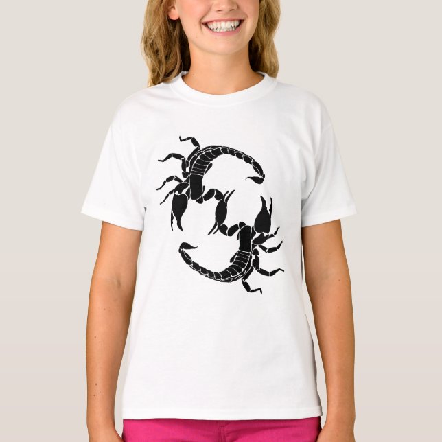 Schwarzweißbuchstaben S - Zwei Skorpione T-Shirt (Vorderseite)