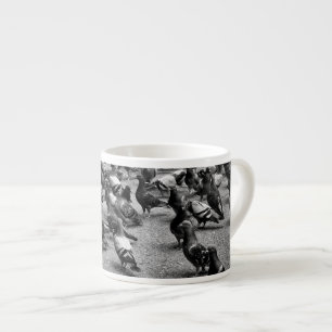 Schwarzweißfotografie vieler Tauben Espressotasse