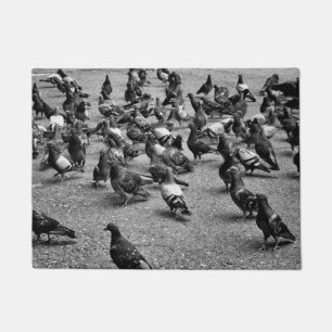 Schwarzweißfotografie vieler Tauben Fußmatte