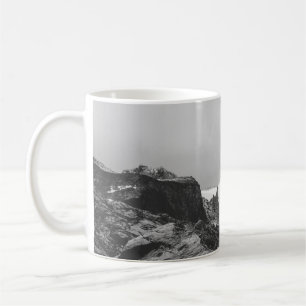 SCHWARZWEISSFOTOGRAFIE VON SCHNEEBEDECKTEM BERG KAFFEETASSE