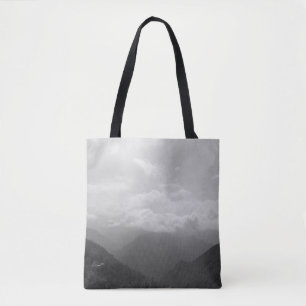 Schwarzweißfotografie von Wolken auf den Hügeln Tasche