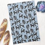 Schwarzweißkatze Geschirrtuch<br><div class="desc">Niedliche schwarz-weiße Tuxedokatzen,  die ihr Geschäft machen. Ein lustiges Muster auf einem mittelblauen Hintergrund. Originelle Kunst von Nic Squirrell.</div>