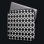 Schwarzweißmuster Laptopschutzhülle<br><div class="desc">Ein kühn grafisches Muster ineinander greifender schwarz-weißer Diamantformen. Die weißen Diamanten enthalten jeweils einen kleinen schwarzen Diamanten, der schwarz zur dominanten Farbe des ursprünglichen Designs macht. Digitales Bild. Copyright © 2013 Claire E. Skinner. Alle Rechte vorbehalten.</div>
