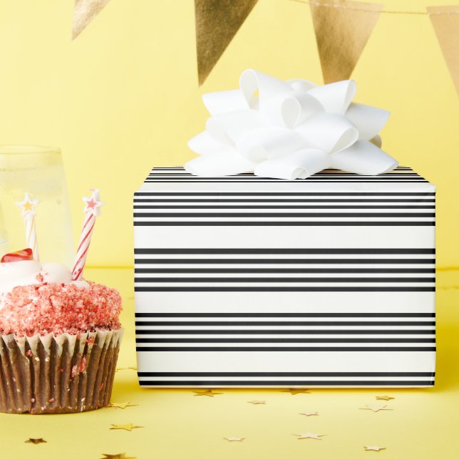 Schwarzweißmuster mit fünf Streifen Geschenkpapier (Geburtstagsparty)