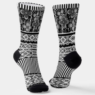 Schwarzweißmuster mit Spitzen und Patchwork Socken