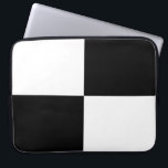 Schwarzweißrechtecke Laptopschutzhülle<br><div class="desc">Ein fett kariertes Muster aus zwei schwarzen und zwei weißen Rechtecken bildet dieses saubere digitale Design. Wenn Sie dem Design ein Monogramm oder Bild hinzufügen möchten, klicken Sie auf die Schaltfläche "Anpassen!". Digitales Bild. Copyright © 2011 Claire E. Skinner. Alle Rechte vorbehalten.</div>