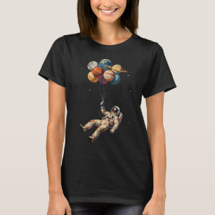 Schwebend im Weltraum T-Shirt