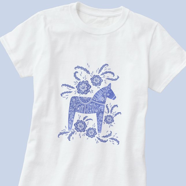 Schwedisch Dala Horse Indigo Blue T-Shirt (Swedish Dala Horse blue and white art t-shirt)