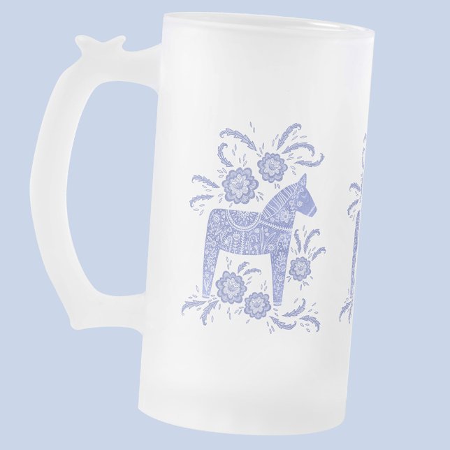 Schwedisch Dala Horses Periwinkle Blue und White Mattglas Bierglas (Swedish Dala Horse blue and white traditional folk art frosted glass beer mug)