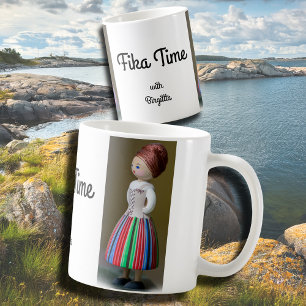 Schwedische Volkdräkter-Puppe auf Fika Kaffeetasse