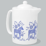 Schwedischer Dala Horse Indigo Blau und Weißer Tea<br><div class="desc">Ein traditionelles schwedisches Dala Horse Design in Blau und Weiß. Ideal für den Winterurlaub oder für Pferd- und Ponyliebhaber. Originelle Kunst von Nic Squirrell.</div>