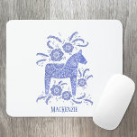 Schwedischer Dala Horse Individuelle Name Blue Mou Mousepad<br><div class="desc">Ein traditionelles Dala Pferd aus Schweden in indigoblau und weiß. Skandinavische Volkskunst Malerei in Watercolor. Entfernen oder ändern Sie den Namen,  um ihn anzupassen.</div>