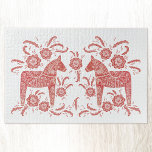 Schwedisches Dala Pferd rot und weiß<br><div class="desc">Ein traditionelles schwedisches Dala Horse Design in Rot und Weiß. Ideal für die Winterferien. Originelle Kunst von Nic Squirrell.</div>