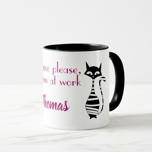 Schweigen bitte, Genie bei der Arbeit. Bearbeitbar Tasse (VorderseiteRechts)