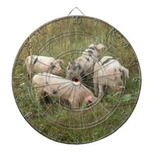 Schweine in einem Field Dart Board Dartscheibe