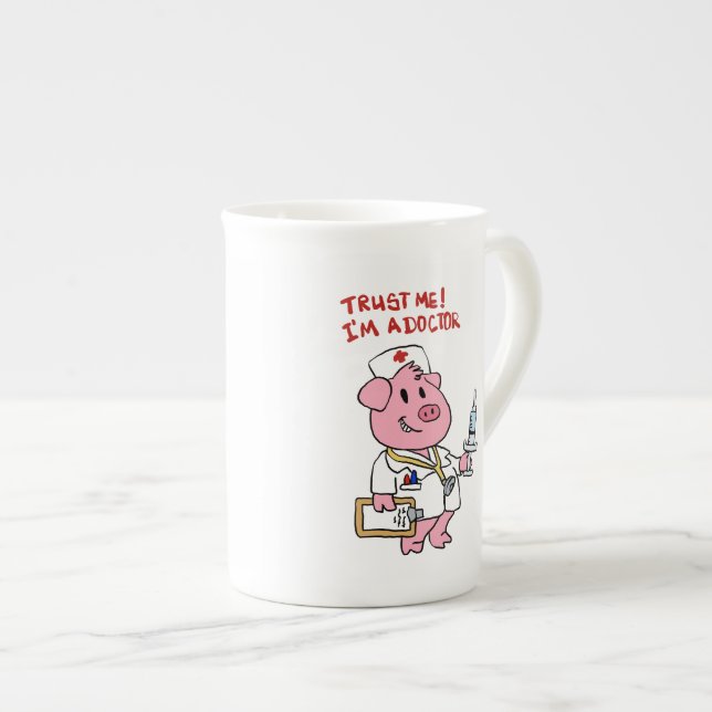 Schweine mit Spritze in der Hand| Rücken-Colon Prozellantasse (Vorderseite Rechts)