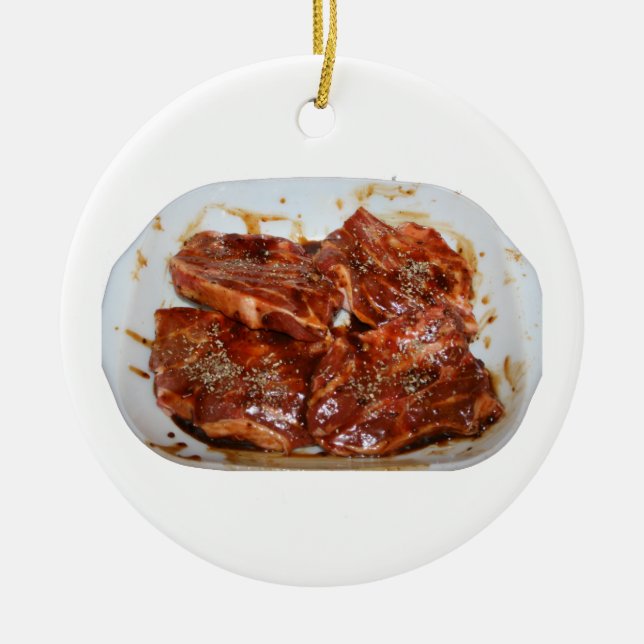 Schweinekoteletts in der weißen Teller-Fotografie Keramik Ornament (Vorne)