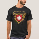 Schweiz [personalisieren] T-Shirt<br><div class="desc">Cooles Wappen-Design mit Schweizer Landesfarben. Ersetzen Sie den Text 'Schweiz' mit Ihrem eigenen Slogan,  um ein einzigartiges personalisiertes Schweizer Pride-Geschenk zu schaffen. Personalisierte Geschenkideen: #1 Schweizerischer Vater,  Mutter,  Großvater,  Oma,  Onkel,  Tante,  Ehefrau,  Ehemann,  [anderes Familienmitglied]; Stolz,  Schweizer Rocks zu sein.</div>