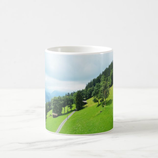 Schweizer Alpen im Sommer Kaffeetasse (Mittel)