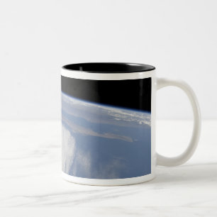Schwere Bewölkung über dem Pazifischen Ozean Zweifarbige Tasse