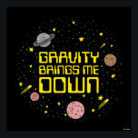 Schwerkraft bringt mich runter poster<br><div class="desc">Die von bCreative entworfene Weltraumgrafik "Gravity Brings Me Down" zeigt die Wörter, die zwischen Sternen und Planeten geschrieben wurden! Das ist ein tolles Geschenk für Familie, Freunde oder eine Leckerei für sich! Diese lustige Grafik ist eine großartige Ergänzung zu jedem Stil: bCreative ist ein führender Schöpfer und Lizenzgeber von originellen,...</div>