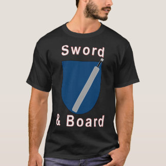 Schwert und Brett. Die klassische Jagdkombination. T-Shirt