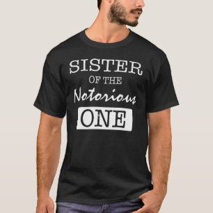 Schwester des berüchtigten Hip Hop in einer alten T-Shirt