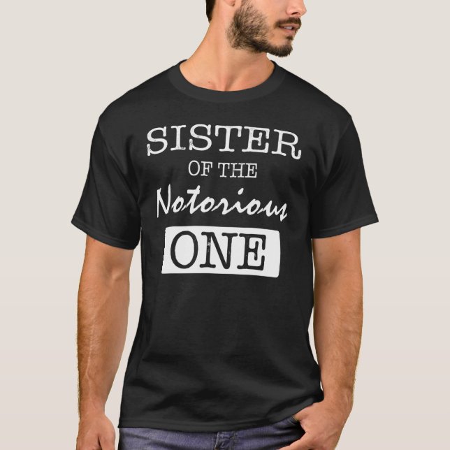 Schwester des berüchtigten Hip Hop in einer alten  T-Shirt (Vorderseite)