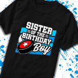 Schwester von Birthday Boy Hockey Birthday T-Shirt<br><div class="desc">Dieses Hockey Geburtstagsgeschenk ist perfekt für die Schwester des Geburtstagsjungen auf der Geburtstagsfeier eines Jungen zum Hockey-Thema. Eine tolle Geburtstagsfeier für Kinder,  die die Liebe haben,  Hockey zu spielen,  Hockey zu gucken oder künftige Hockey-Star-Spieler! Das Album "Sister of the Birthday Boy" mit einer Hockey-Puck-Grafik zum Thema Hockey-Geburtstagsparty.</div>