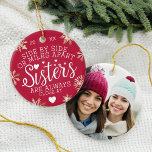 Schwestern, die im Herzen des Fotos verbunden sind Keramik Ornament<br><div class="desc">Ein besonderes und unvergessliches Foto- und Kostgeschenk für Schwestern. Das Design zeigt ein wunderschönes Schwesterzitat "Side by Side or Miles Apart Sisters are Always Nah At Heart" Schönes Design mit Herzen und Imitaten goldenen Schneeflocken, die das Zitat bilden. Mit dem Jahr und einem vollen Foto auf der Rückseite des Ornaments....</div>