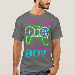 Schwestern dieser Geburtstagskameraden, die sich m T-Shirt