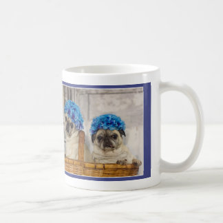 Schwestern hören mit ihrer Herz-Mops-Tasse Kaffeetasse