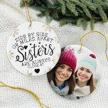 Schwestern im Herzen Foto halten Weiß Keramik Ornament<br><div class="desc">Ein besonderes und unvergessliches Foto- und Kostgeschenk für Schwestern. Das Design zeigt ein wunderschönes Schwesterzitat "Side by Side or Miles Apart Sisters are Always Nah At Heart" Schönes Design mit Herzen und Imitaten goldenen Schneeflocken, die das Zitat bilden. Mit dem Jahr und einem vollen Foto auf der Rückseite des Ornaments....</div>