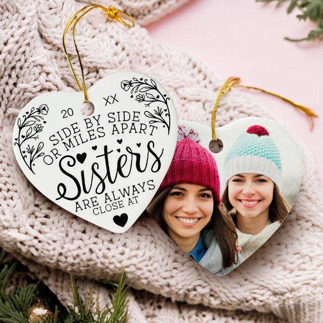 Schwestern im Herzen Foto halten Weiß Keramik Ornament (Sisters Connected At Heart Photo Keepsake White Ceramic Ornament)