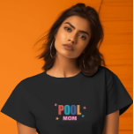 Schwimmbad Sommertypografie schwarze Mama T - Shir T-Shirt<br><div class="desc">Angepasste Schwimmbecken Liebhaber Mama Shirts. Anpassbare Swimming Sommer Typografie Slogan-Hemd. Personalisieren Sie farbenfrohe moderne Typografie feminine T - Shirt für Mütter,  Frauen,  Mädchen,  Freunde,  Schwestern,  Modedesigner,  Schwimmlehrer,  Schwimmbadlehrer,  Poolmanager,  Poolköniginnen. Geschenkidee für den Muttertag,  Geburtstag,  Sommerferien,  Weihnachten</div>