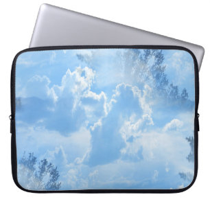 Schwimmen in den Wolken... Laptopschutzhülle
