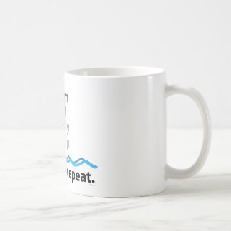 Schwimmen, isst, studiert, schläft… Spülen und Kaffeetasse