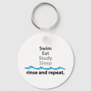 Schwimmen, isst, studiert, schläft… Spülen und Schlüsselanhänger