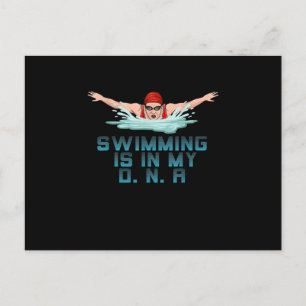 Schwimmen ist meine DNA, wenn ich über dem Funny S Ankündigungspostkarte